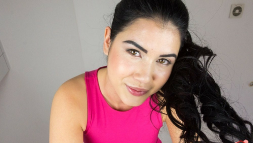 Lady Dee in Wild VR Pee Fetish Adventure